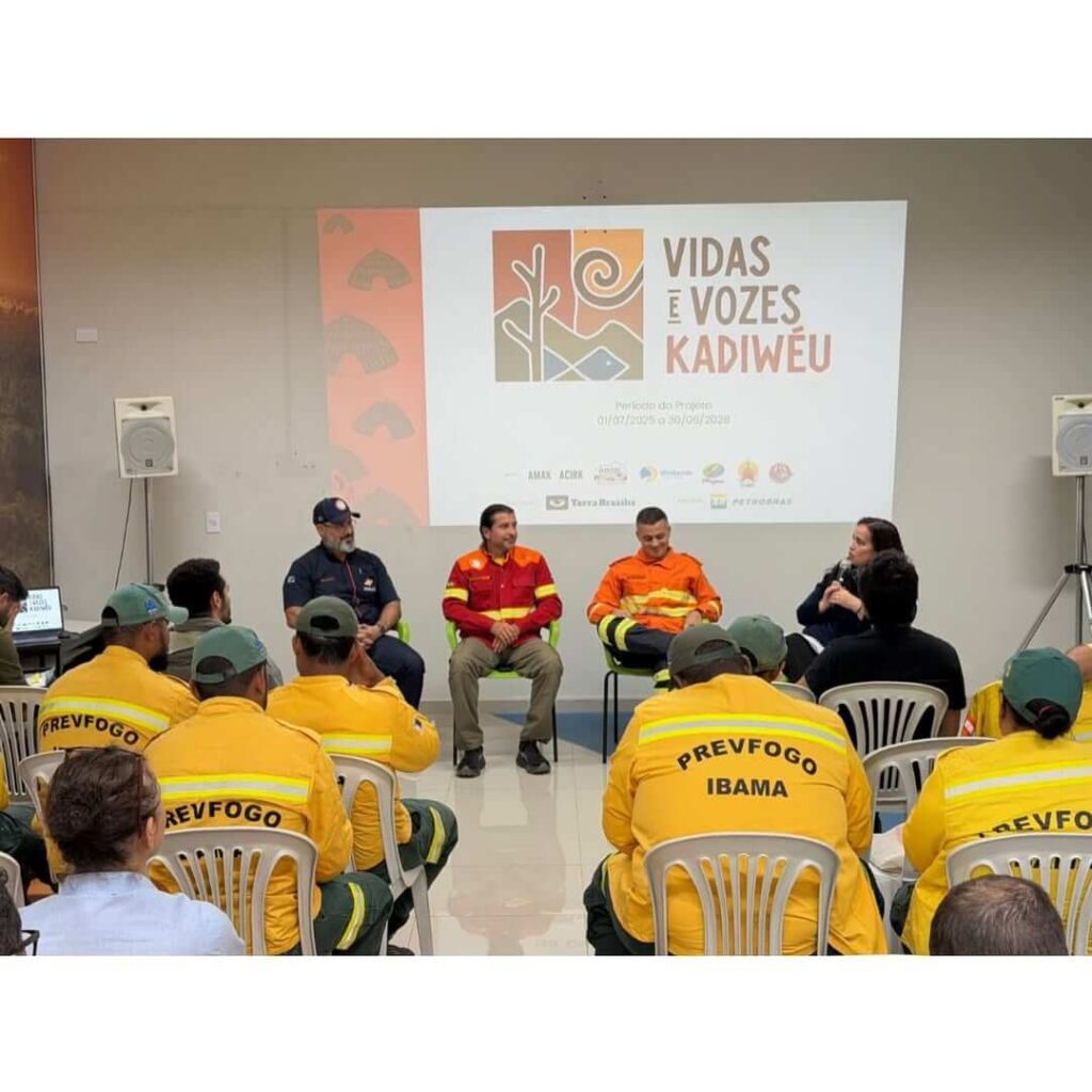 Especialista da Barrosoff em mesa redonda apresentando a projeção do projeto Vidas e Vozes Kadiwéu para brigadistas do Prevfogo IBAMA.